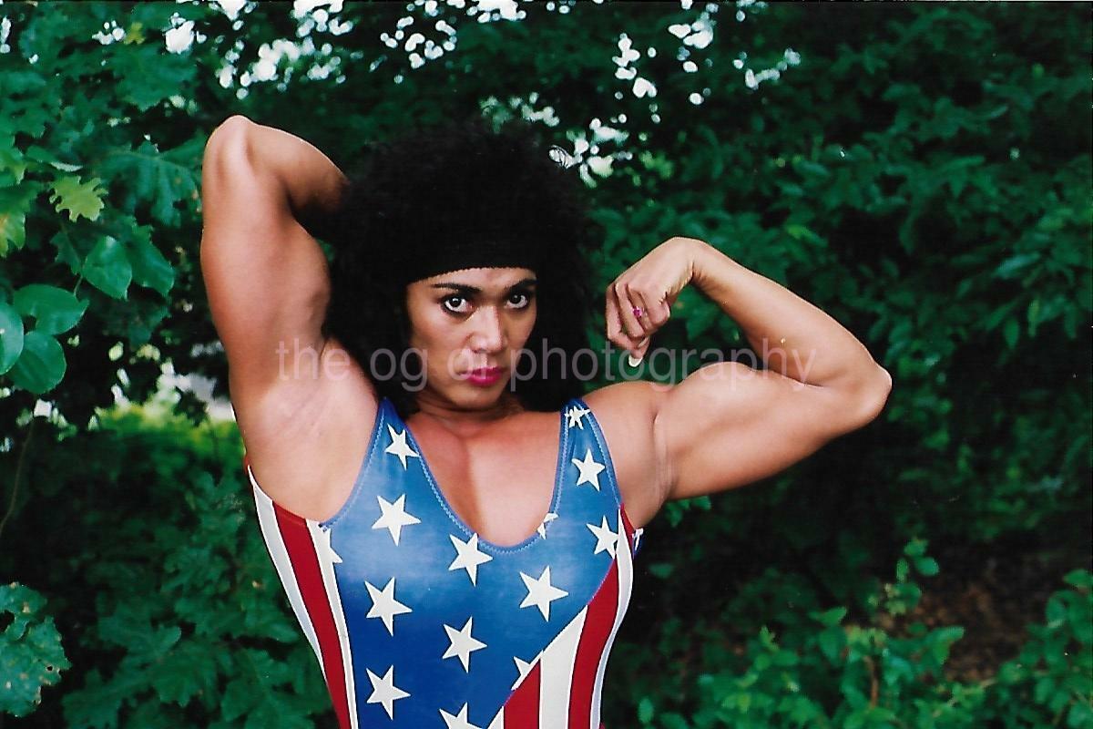 FEMALE BODYBUILDER 80's 90's FOUND Photo Poster painting Color MUSCLE WOMAN Original EN 16 30 W