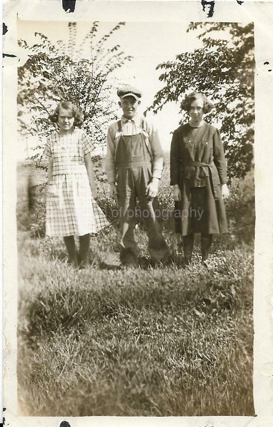 Vintage FOUND FAMILY Photo Poster paintingGRAPH Black And White Original Snapshot 04 41 Z