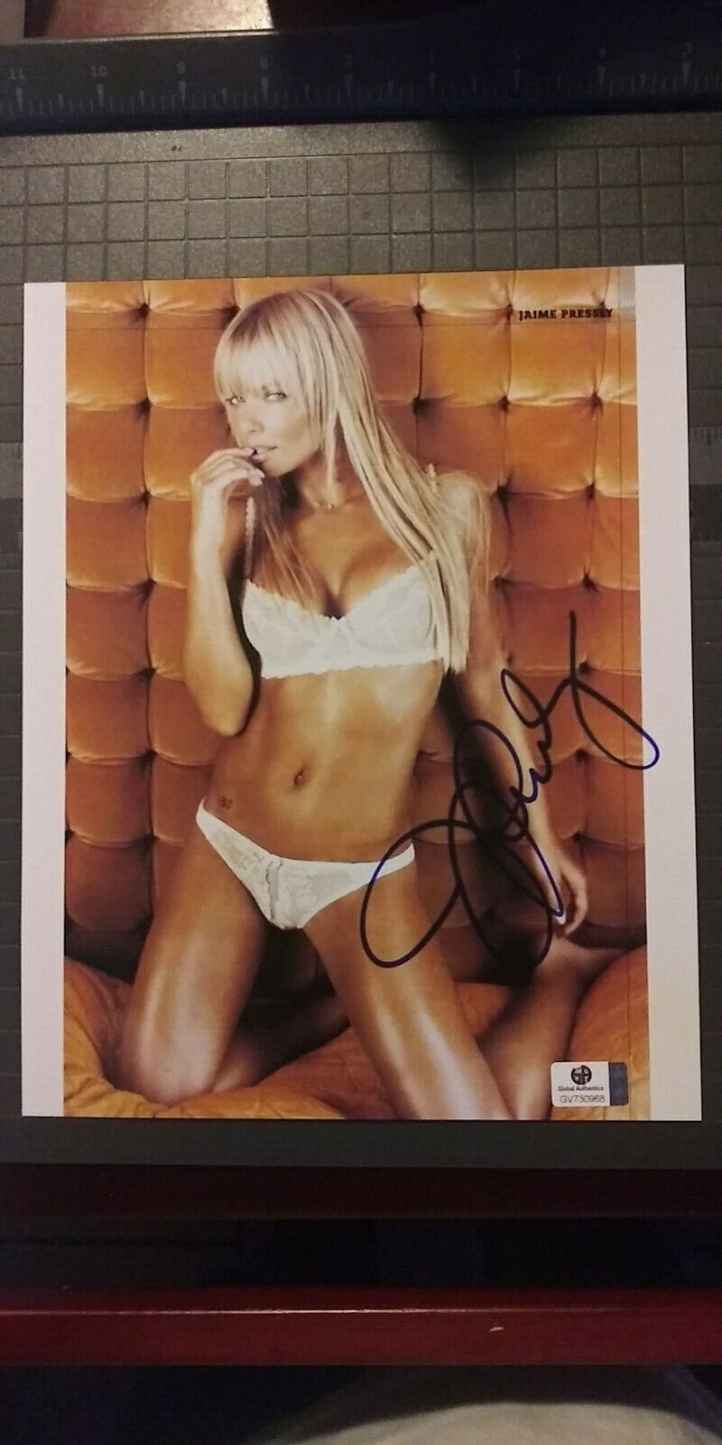 Jaime Pressly signed 8x10 COA GAI