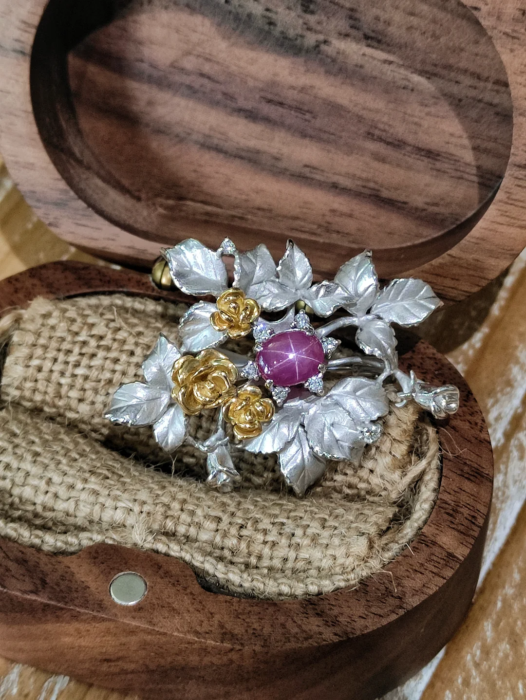 S411 【品牌】星光红宝石钻石黄白花胸针K18/K18WG， 红宝石1.58ct，钻石0.10/0.03ct，12.4g【有品牌刻印，胸针吊坠两用款，设计师既视感，星光红宝侧面略有伤，肉眼看不明显，社交距离不影响戴，设计品味绝佳值得入】