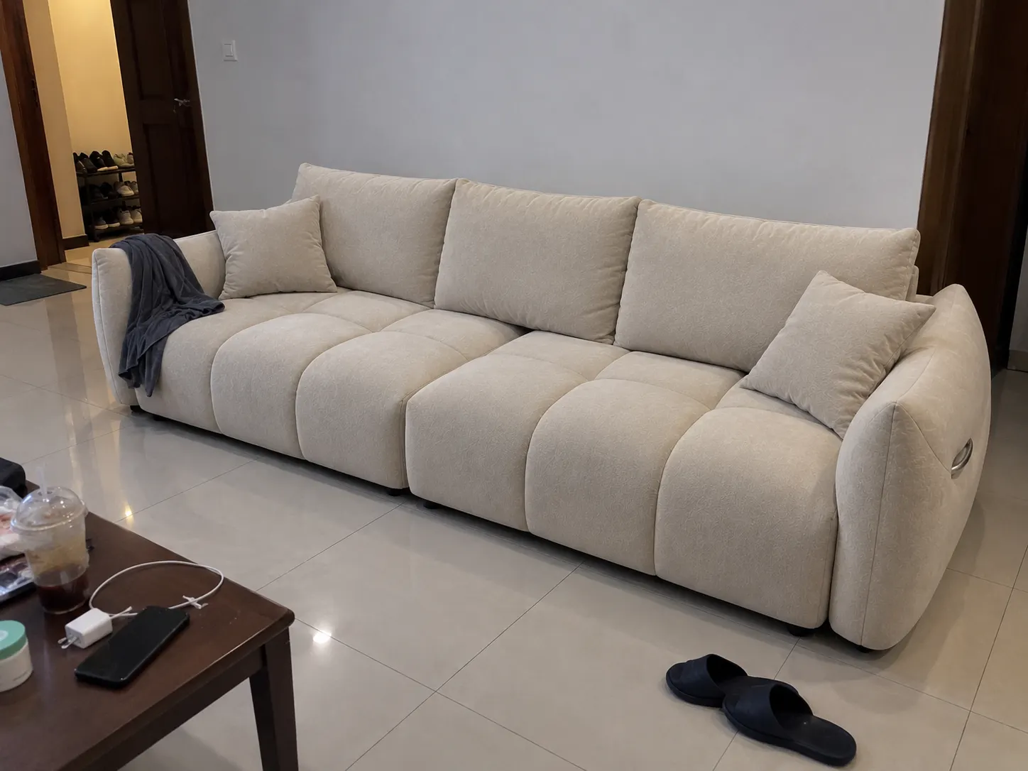 AI-generated Maibao sofa home scene: Evening at home