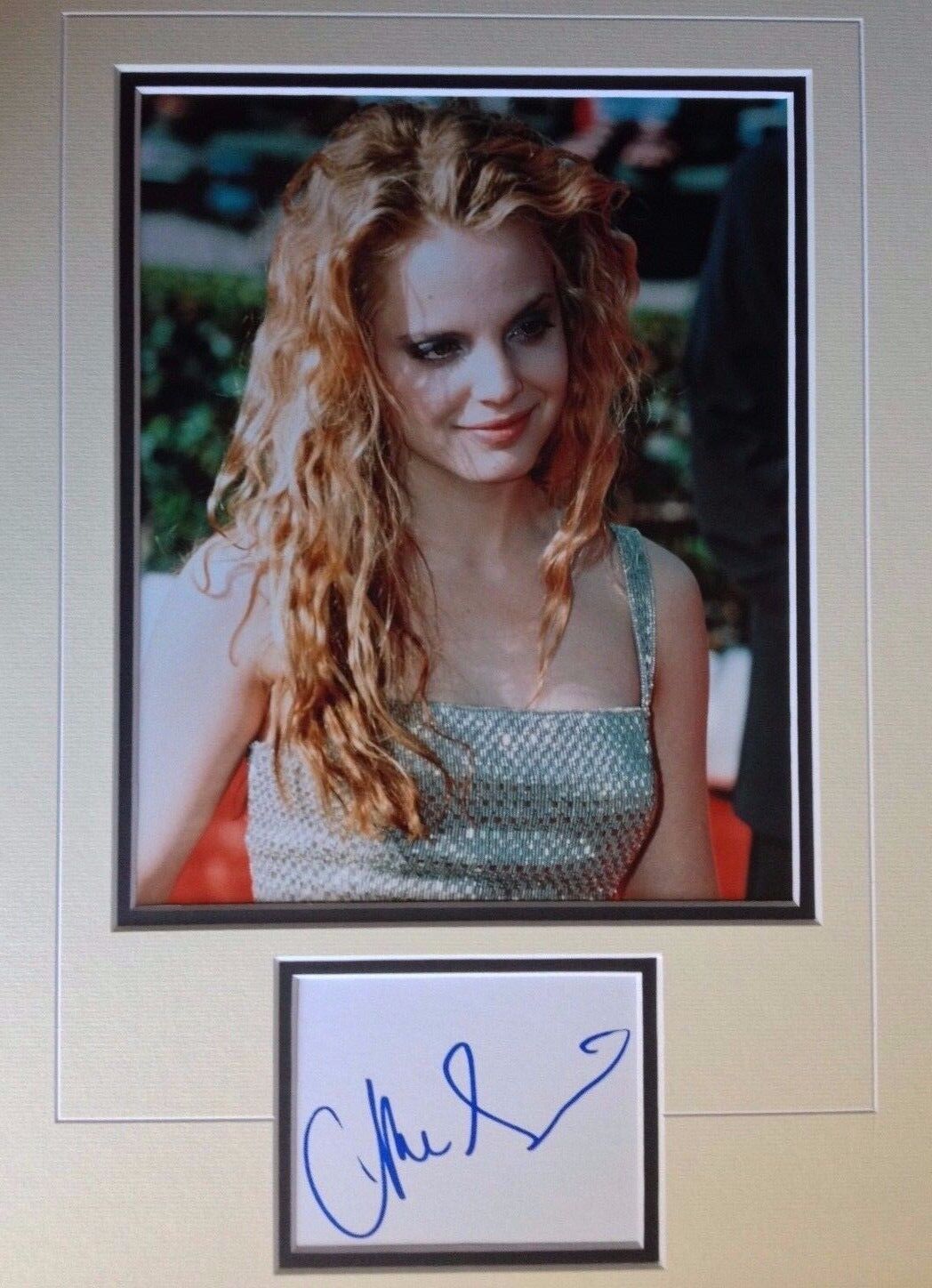 MENA SUVARI - AMERICAN ACTRESS & MODEL - EXCELLENT SIGNED Photo Poster painting DISPLAY