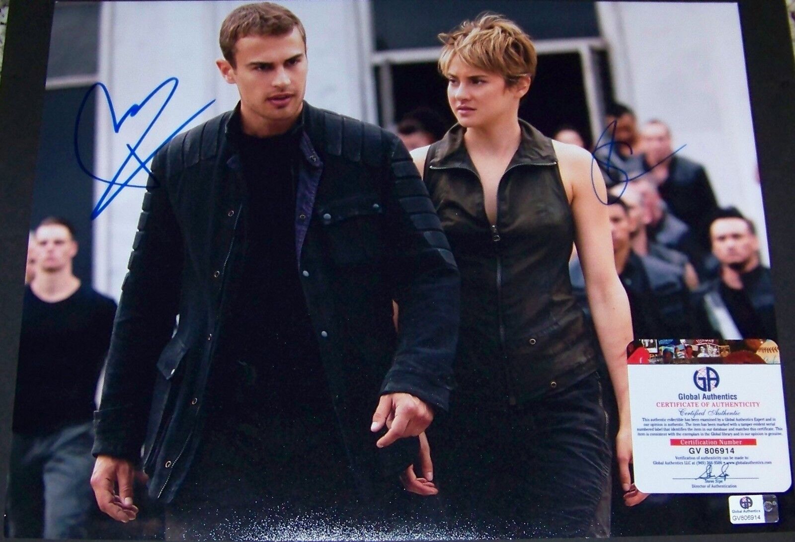 Theo James & Shailene Woodley DIVERGENT Signed Auto 11x14 Photo Poster painting GA GV GAI COA!