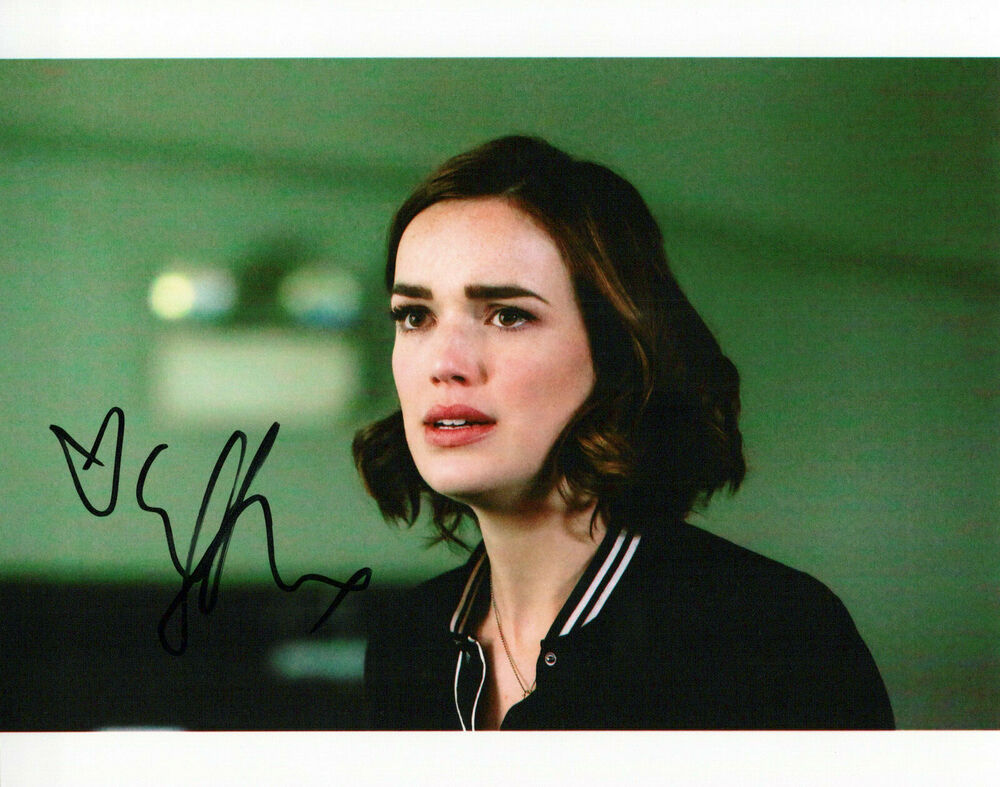 Elizabeth Henstridge Agents Of Shield autographed Photo Poster painting signed 8x10 #2 Jemma