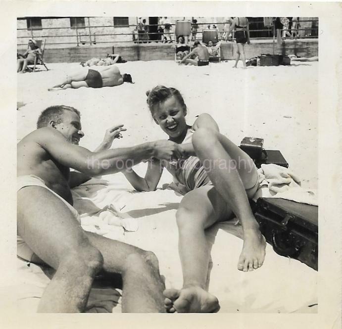 BEACH COUPLE Vintage FOUND Photo Poster paintingGRAPH bw 1940'S Original SNAPSHOT JD 19 21 O