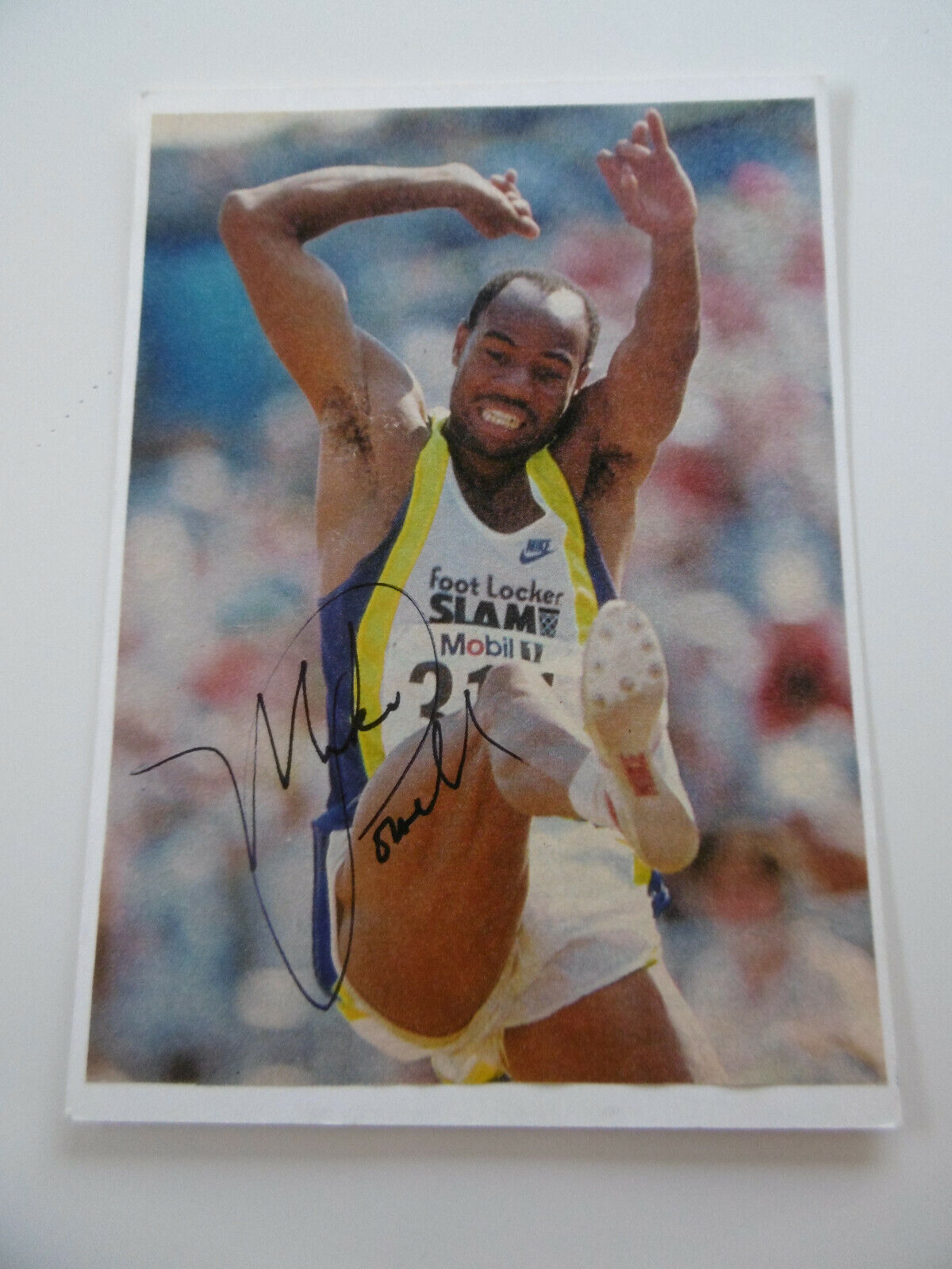 Mike Powell signed 4x6 inch white card with magazine-picture autograph