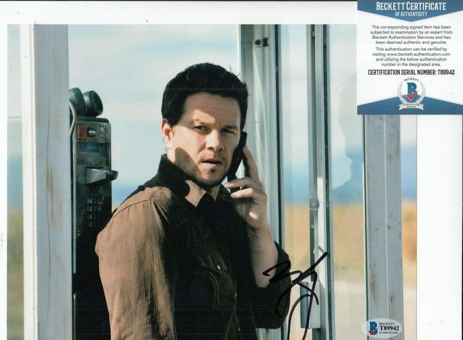 MARK WAHLBERG signed (2 GUNS) Stig Movie 8X10 Photo Poster painting autograph BECKETT BAS T89942