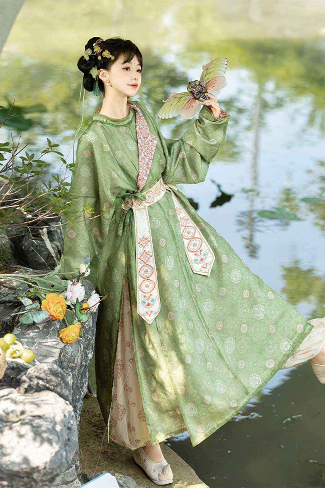 Tang dynasty hanfu embroidered round collar robe with lantern pants- suiyinjiliang 碎银几两 Stupa Stones