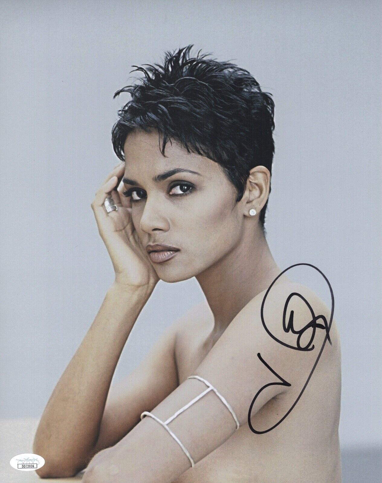 HALLE BERRY Signed 11x14 SEXY Photo Poster painting IN PERSON Autograph PROOF JSA COA