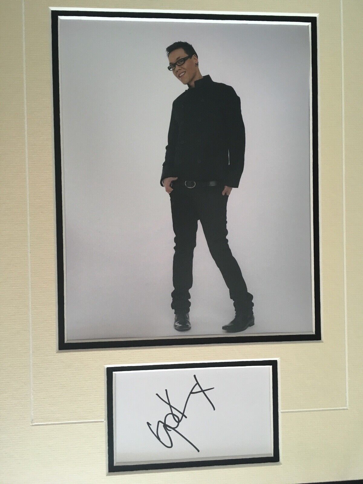 GOK WAN - TOP TV FASHION GURU - EXCELLENT SIGNED Photo Poster painting DISPLAY