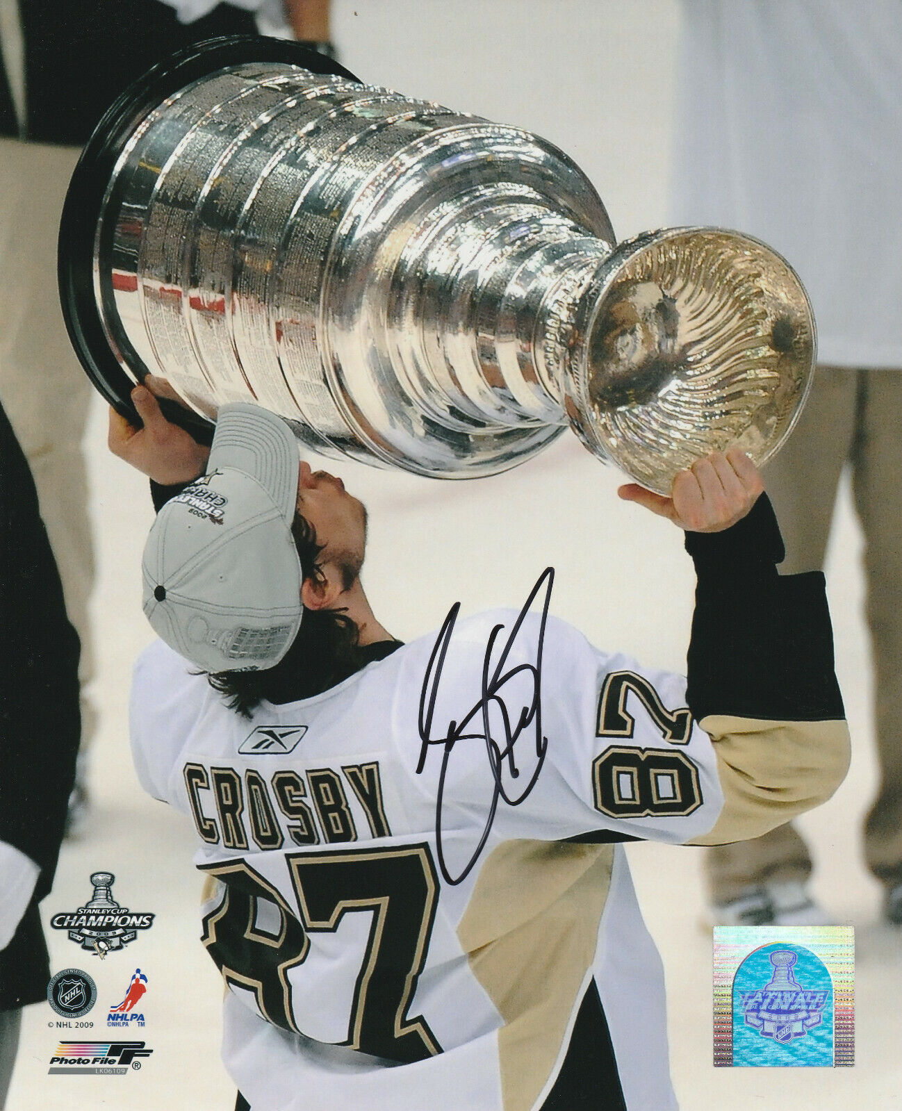 SIDNEY CROSBY SIGNED PITTSBURGH PENGUINS 2009 STANLEY CUP 8x10 Photo Poster painting! Autograph