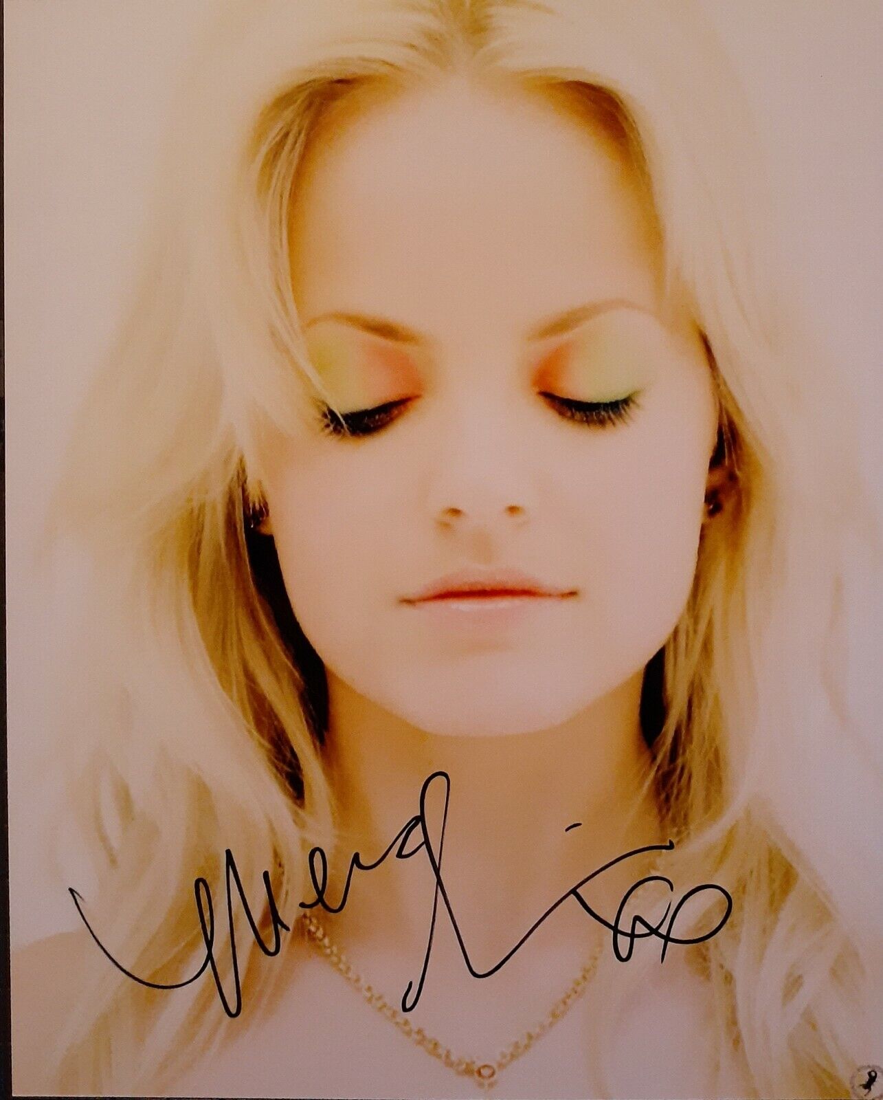 Mena Suvari signed 8x10