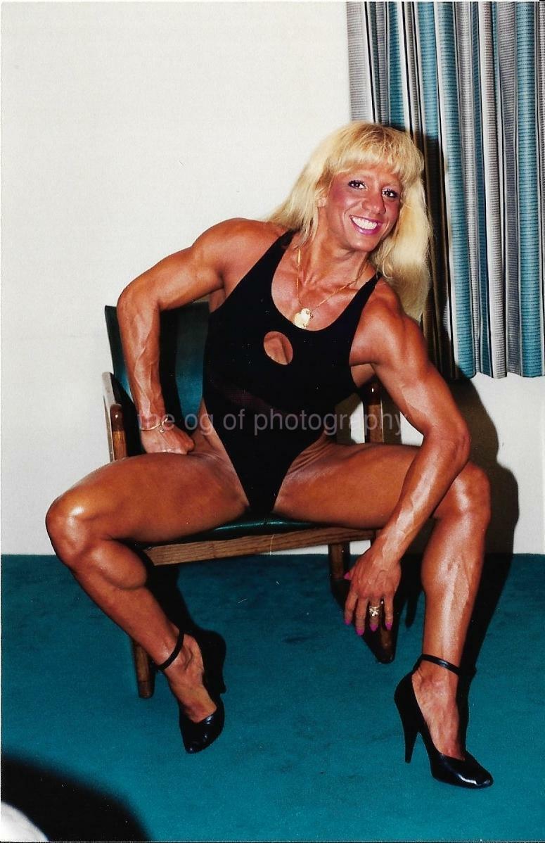 FEMALE BODYBUILDER 80's 90's FOUND Photo Poster painting Color MUSCLE GIRL Original EN 16 26 F