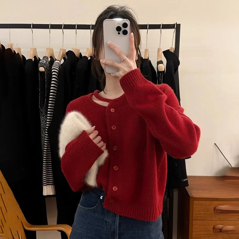 Uveng Uveng Heart Machine Women's Neckline Hollow Single Buckle Knitted Shirt 2024 New Loose Winter Small Sweater