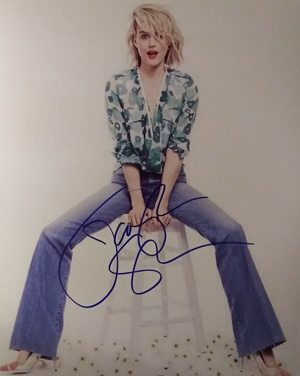 Taylor Schilling signed 8 x 10