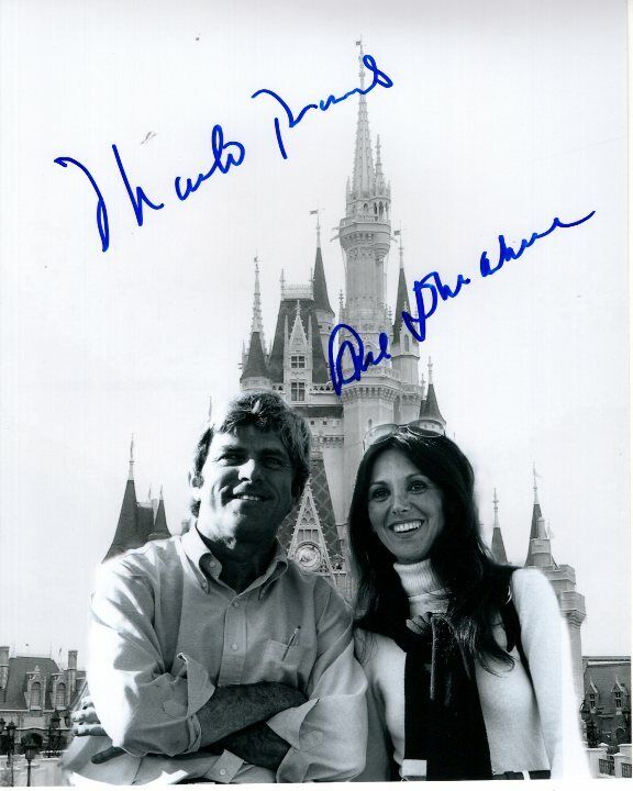 PHIL DONAHUE and MARLO THOMAS signed autographed DISNEYLAND MAGIC KINGDOM Photo Poster painting