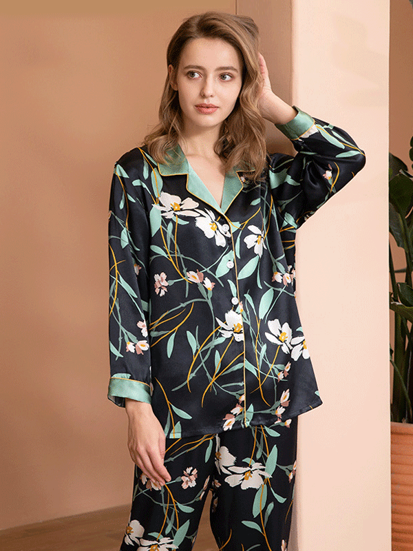 22 MOMME Pyjama en soie imprimé floral noire 1