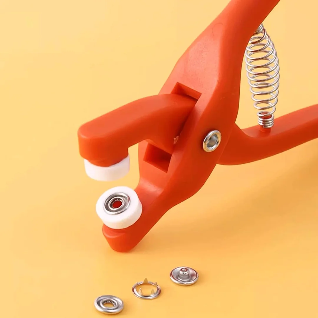 Crochet safety eye tool kit, includes 100 sets of concealed buttons for attaching crochet safety eyes.