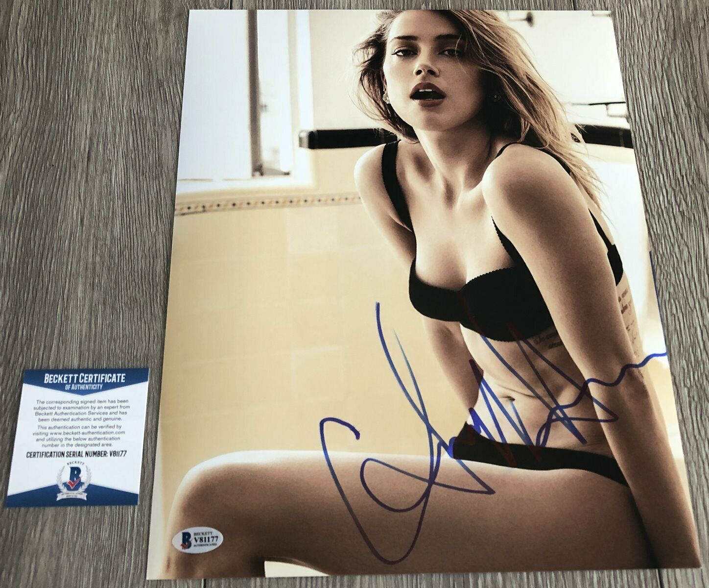 AMBER HEARD SIGNED AQUAMAN JUSTICE LEAGUE 11x14 Photo Poster painting A wEXACT PROOF BECKETT COA