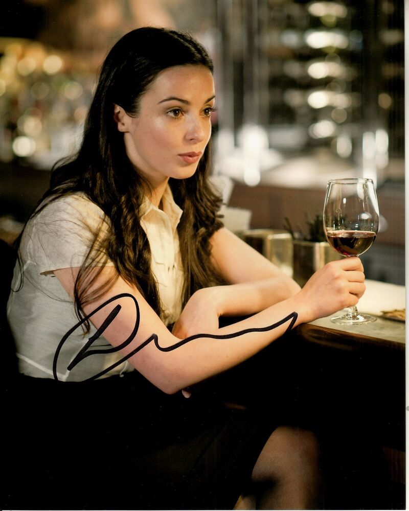 LAURA DONNELLY signed BEAUTIFUL 8x10 DRINKING WINE w/ uacc rd THE FALL proof