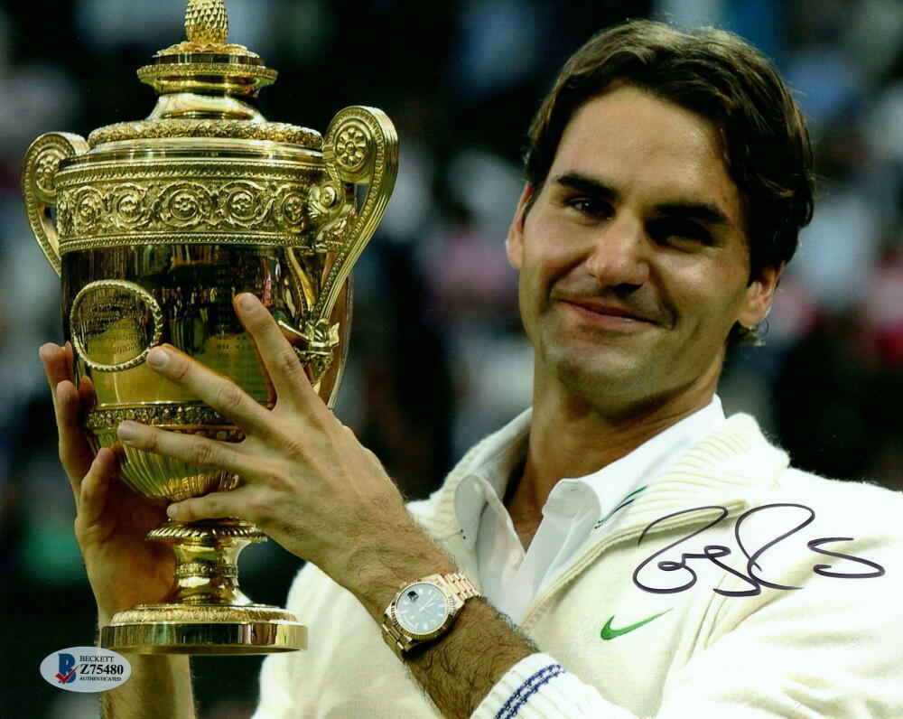 ROGER FEDERER SIGNED AUTOGRAPH 8X10 Photo Poster painting - TENNIS LEGEND HOLDING TROPHY BECKETT