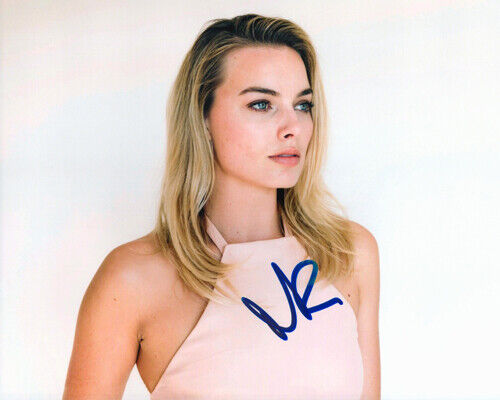 Autographed Photo Poster painting Margot Robbie signed 8 x 10