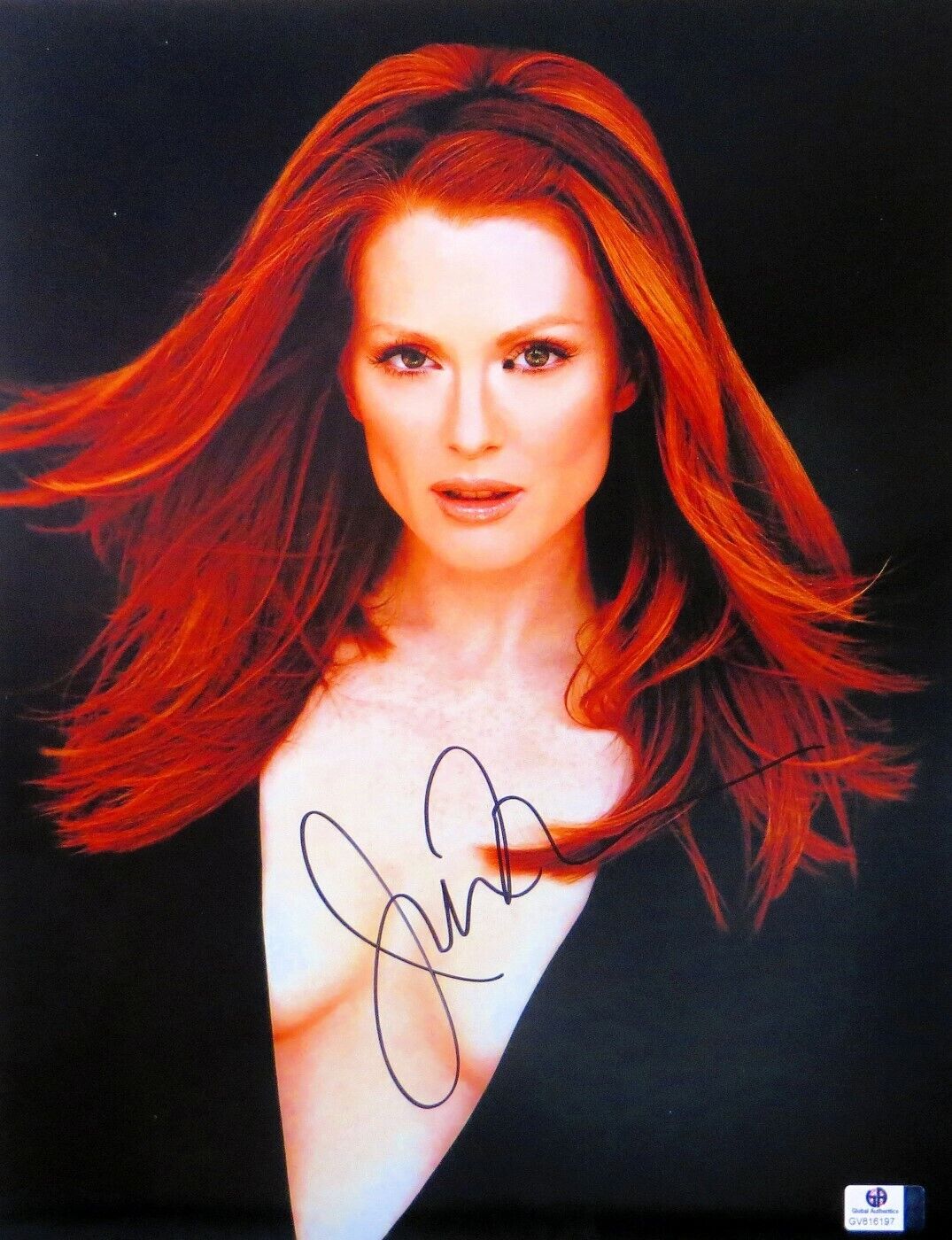 Julianne Moore Signed Autographed 11X14 Photo Poster painting Gorgeous Sexy Flowing Hair 816197