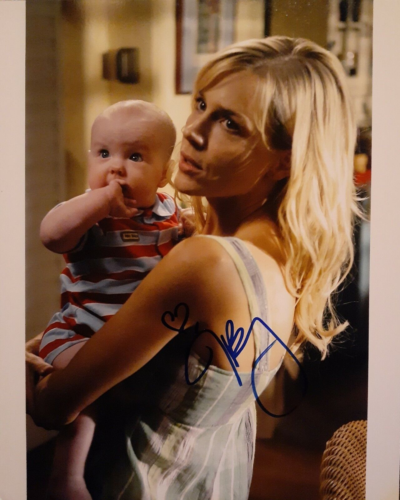 Julie Bowen signed 8x10