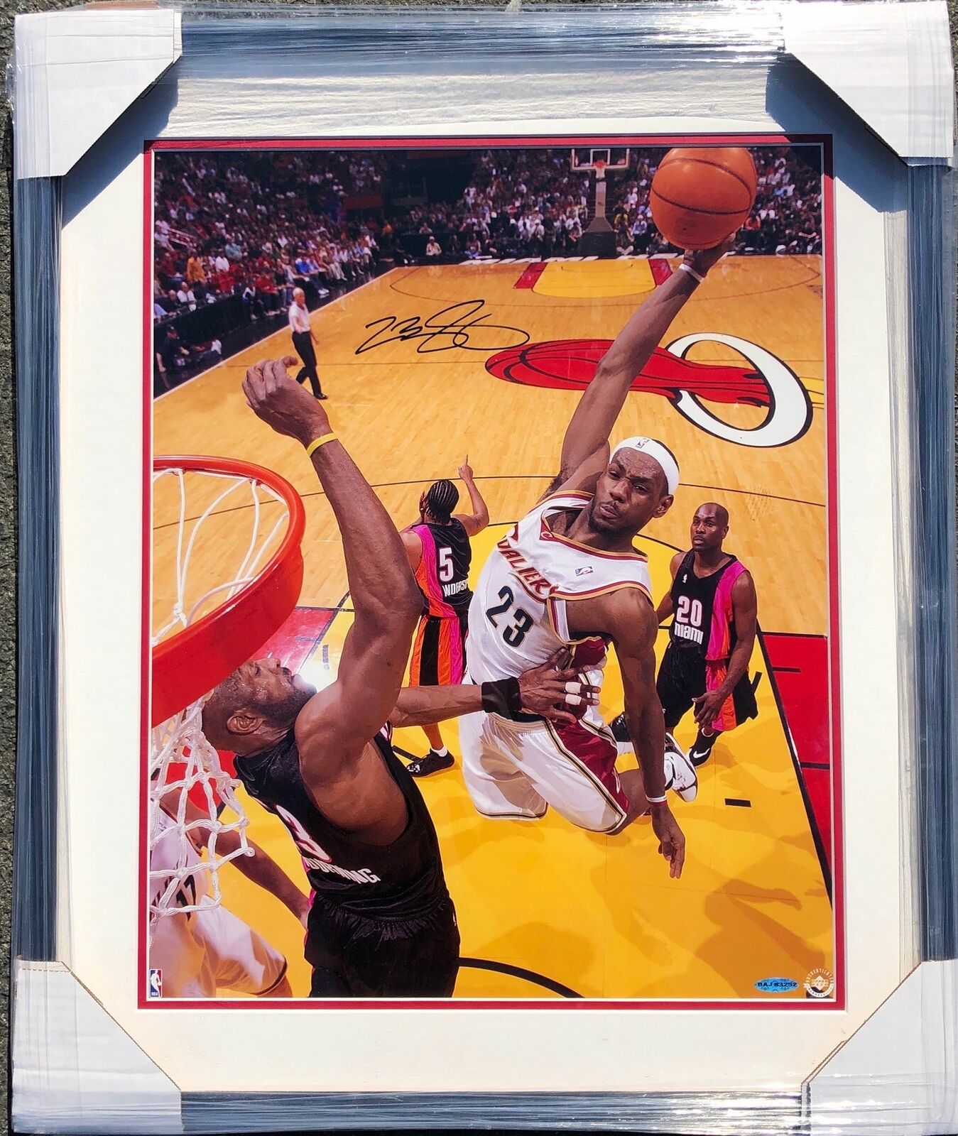 LeBron James Signed 16x20 Photo Poster painting Upper Deck PSA/DNA Auto Grade 9 Framed