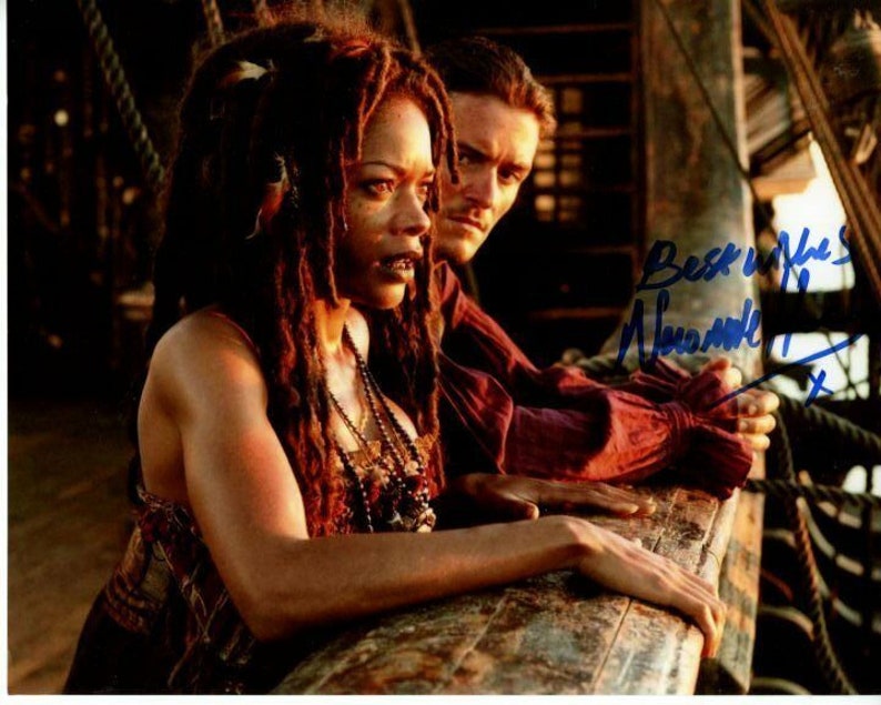 Naomie harris signed autographed pirates of the caribbean tia dalma Photo Poster painting