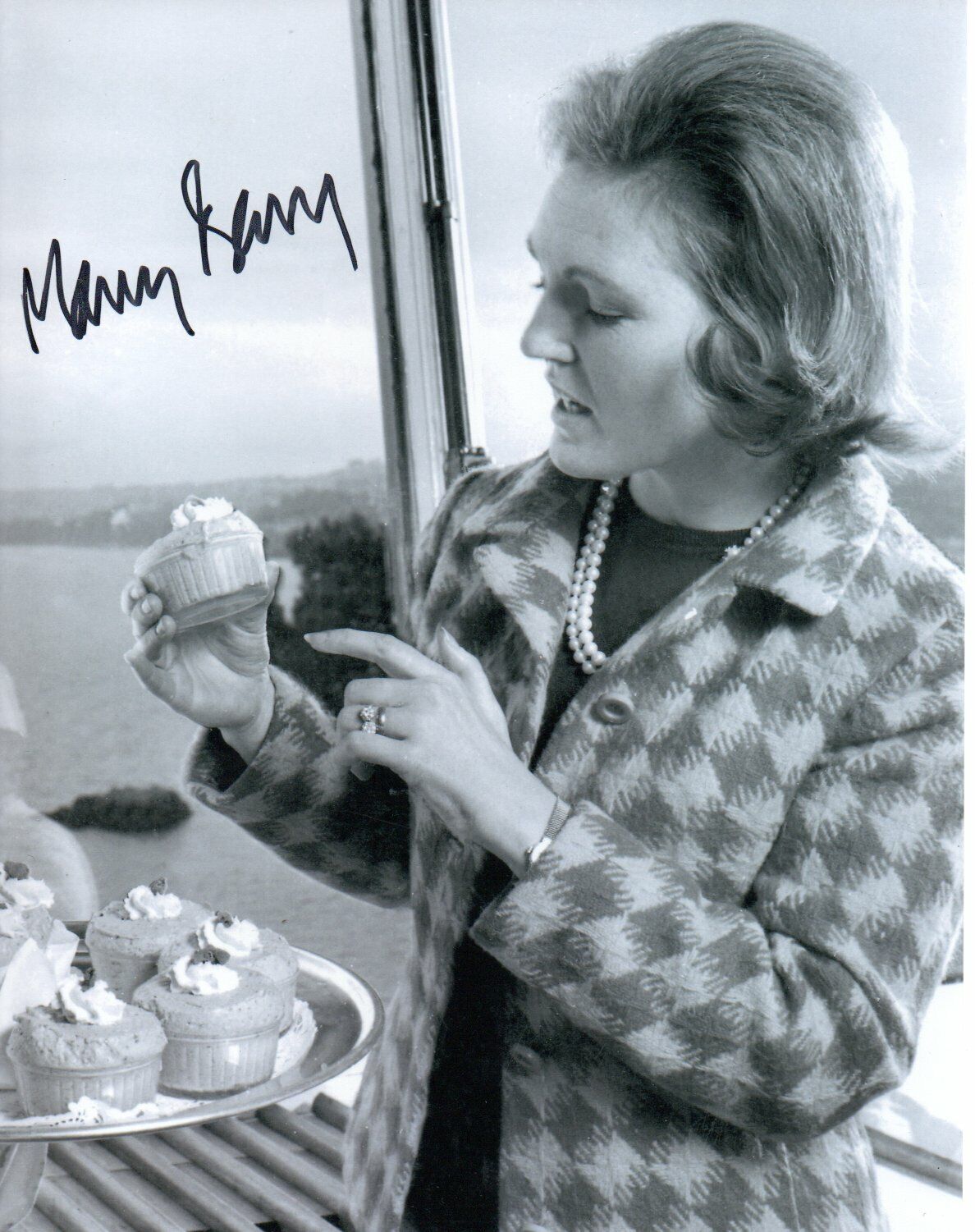 Genuine Hand Signed Mary Berry Cooking Supremo Photo Poster painting 10 x 8 Photo Poster painting