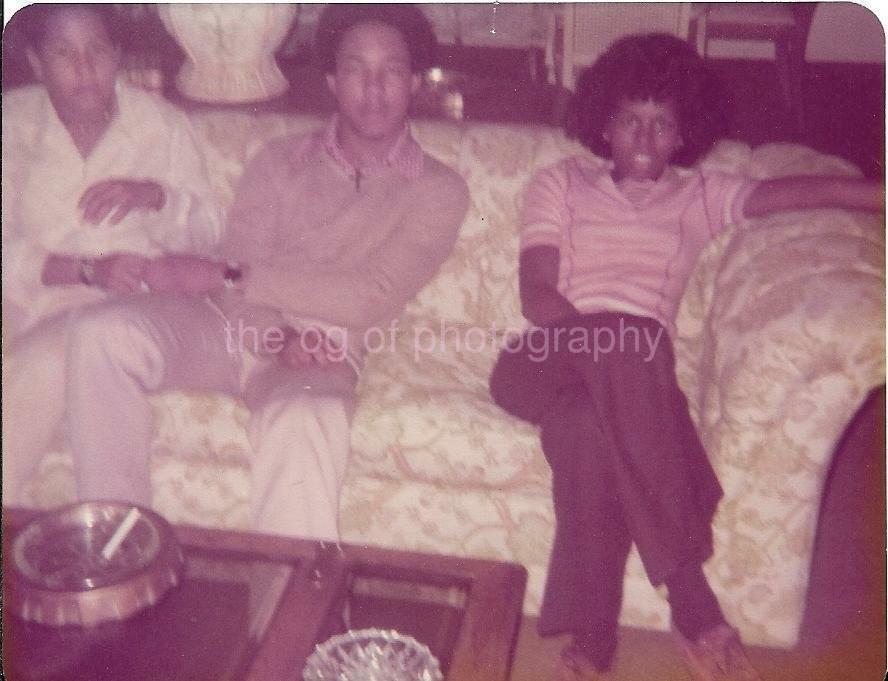 COUCH PORTRAIT Young Americans FOUND Photo Poster paintingGRAPH Color Snapshot VINTAGE 04 18 L