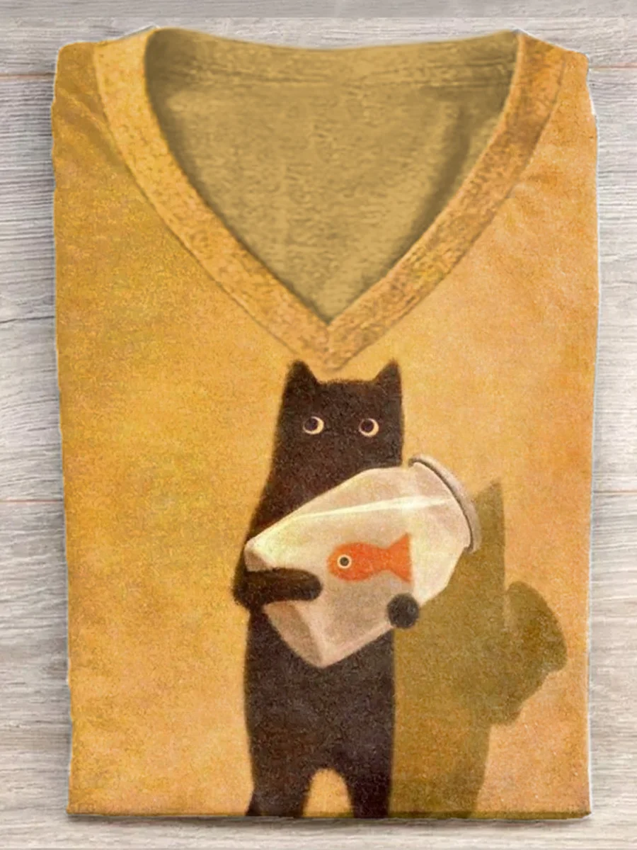 T-shirt con collo a V Art Design con ciotola di pesce rosso con gatto