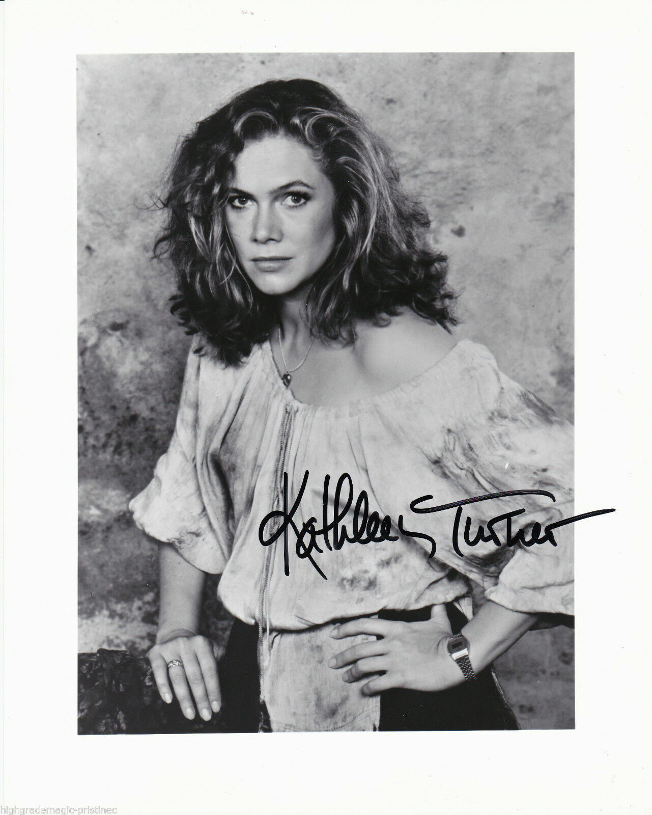 KATHLEEN TURNER AUTOGRAPHED SIGNED 8X10 IN THE FILM ROMANCING THE STONE (1984)