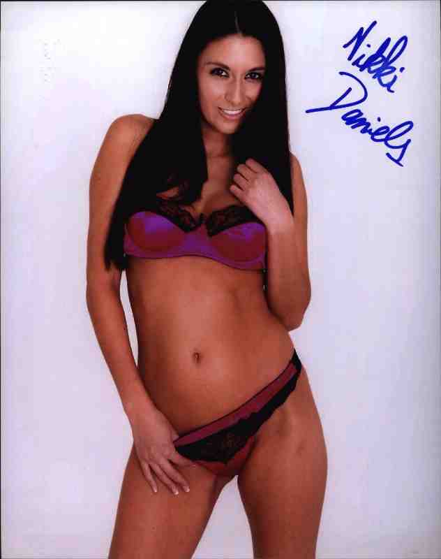 Nikki Daniels signed model 8x10 Photo Poster painting -PROOF- -CERTIFICATE- (A0008)