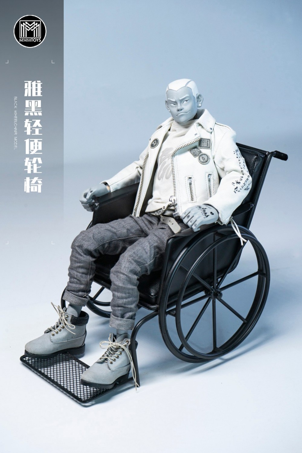 MMMTOYS-Black Wheelchair Model-M2603-Scene-
