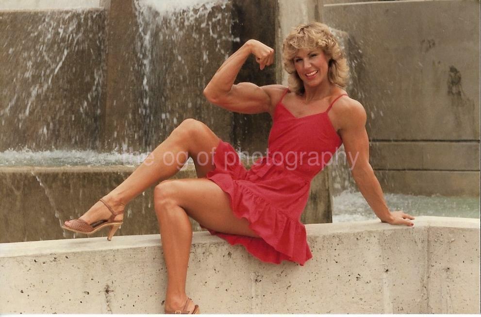 FEMALE BODYBUILDER 80's 90's FOUND Photo Poster painting Color MUSCLE WOMAN Original EN 17 23 V