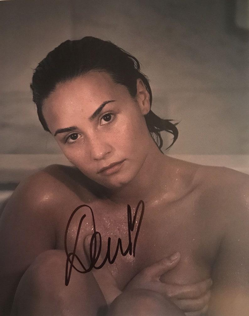 Demi Lovato Signed Autographed Glossy 8x10 Photo Poster painting - COA Matching Holograms