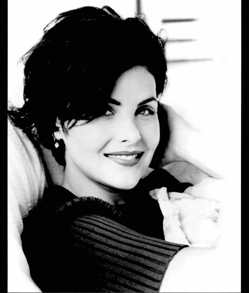 SHERILYN FENN - 8x10 Headshot Photo Poster painting w/ Resume - Twin Peaks