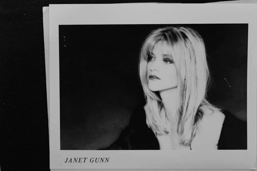 Janet Gunn - 8x10 Headshot Photo Poster painting with Resume - SILK STALKINGS