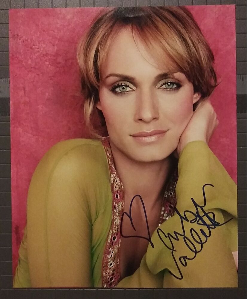 Amber Valletta signed 8x10