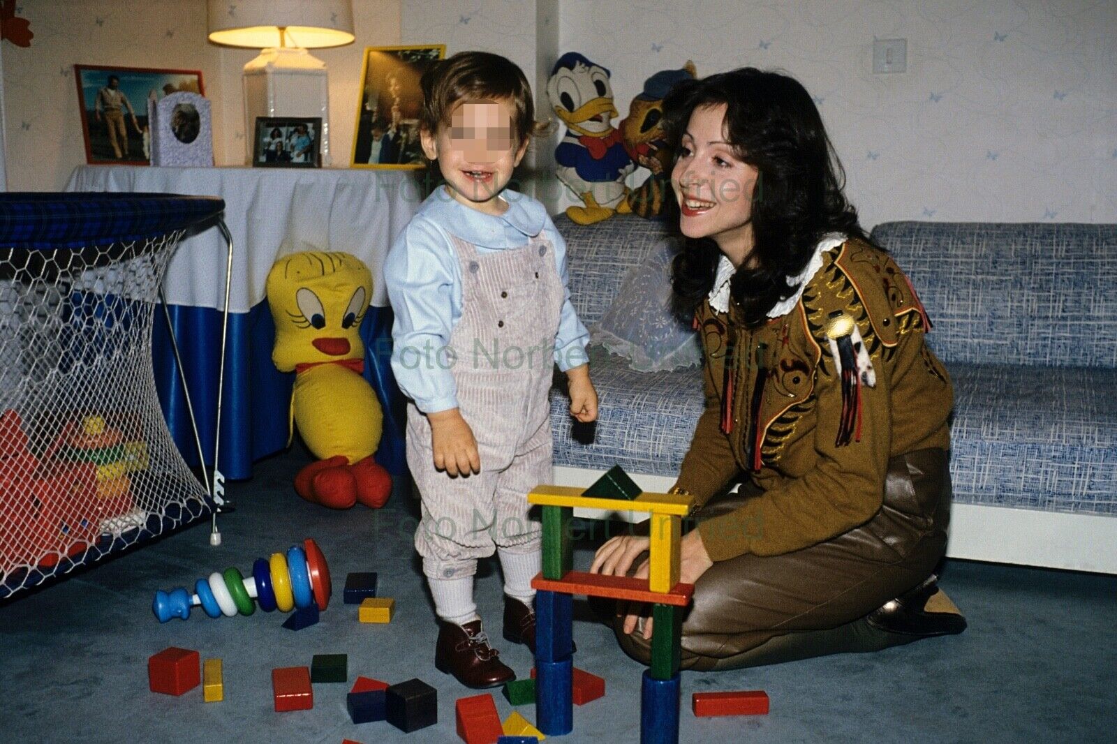 Vicky Leandros im Kinderzimmer Foto 20 x 30 cm ohne Autogramm (Nr 2-430