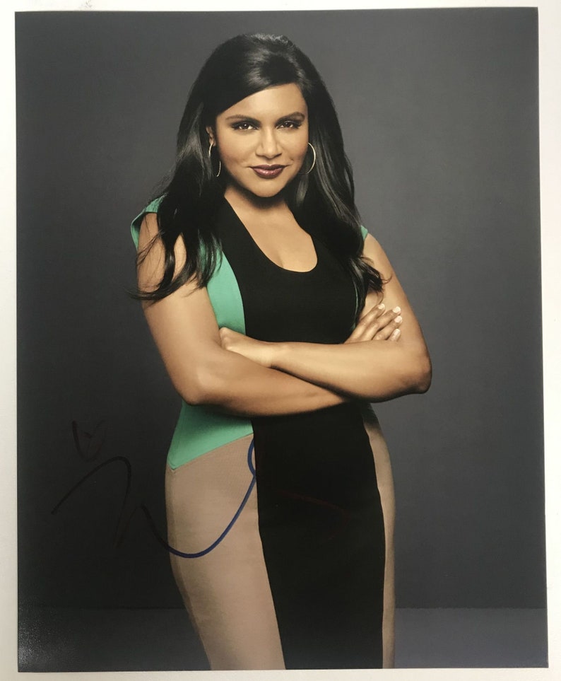 Mindy Kaling Signed Autographed Glossy 8x10 Photo Poster painting - COA Matching Holograms