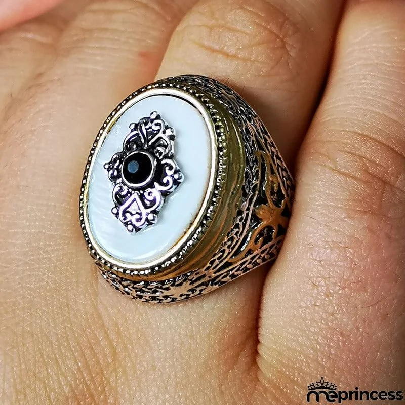 Unisex Retro White Jewel Cocktail Exaggerated Shell Ring