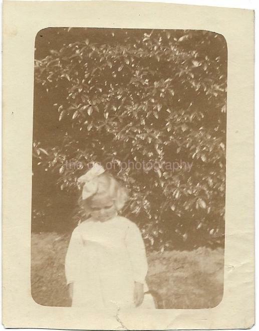 LITTLE GIRL Found Photo Poster paintingGRAPH bwOriginal Snapshot VINTAGE 012 17 B