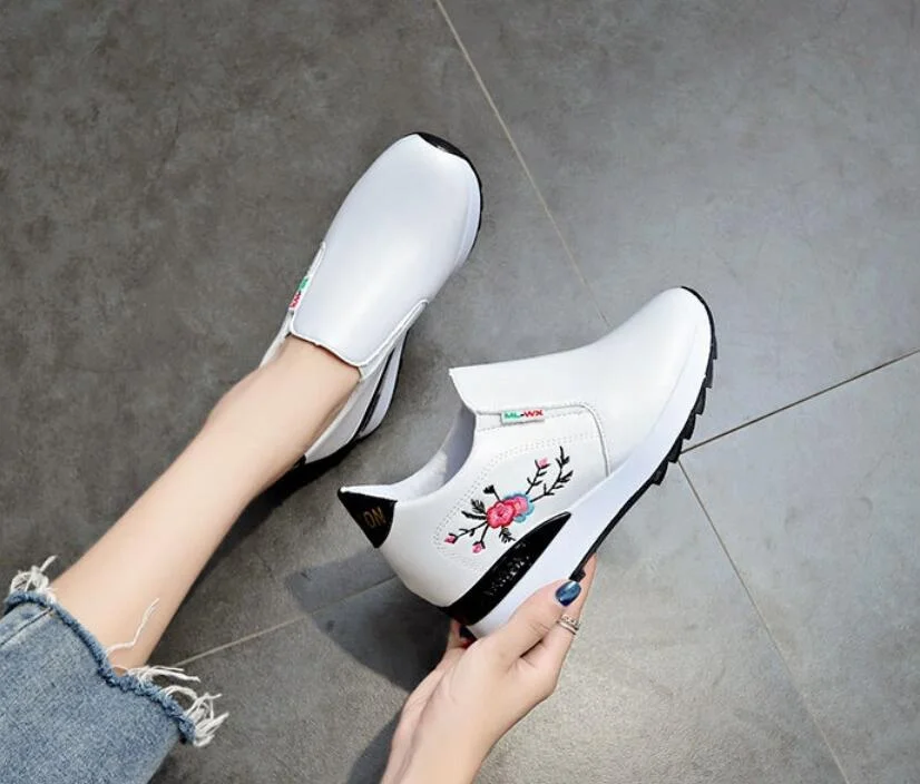 NEW Brand Women Casual Shoes Woman Sneakers Fashion Breathable PU Leather Platform White Women Shoes Soft Footwears Embroidered