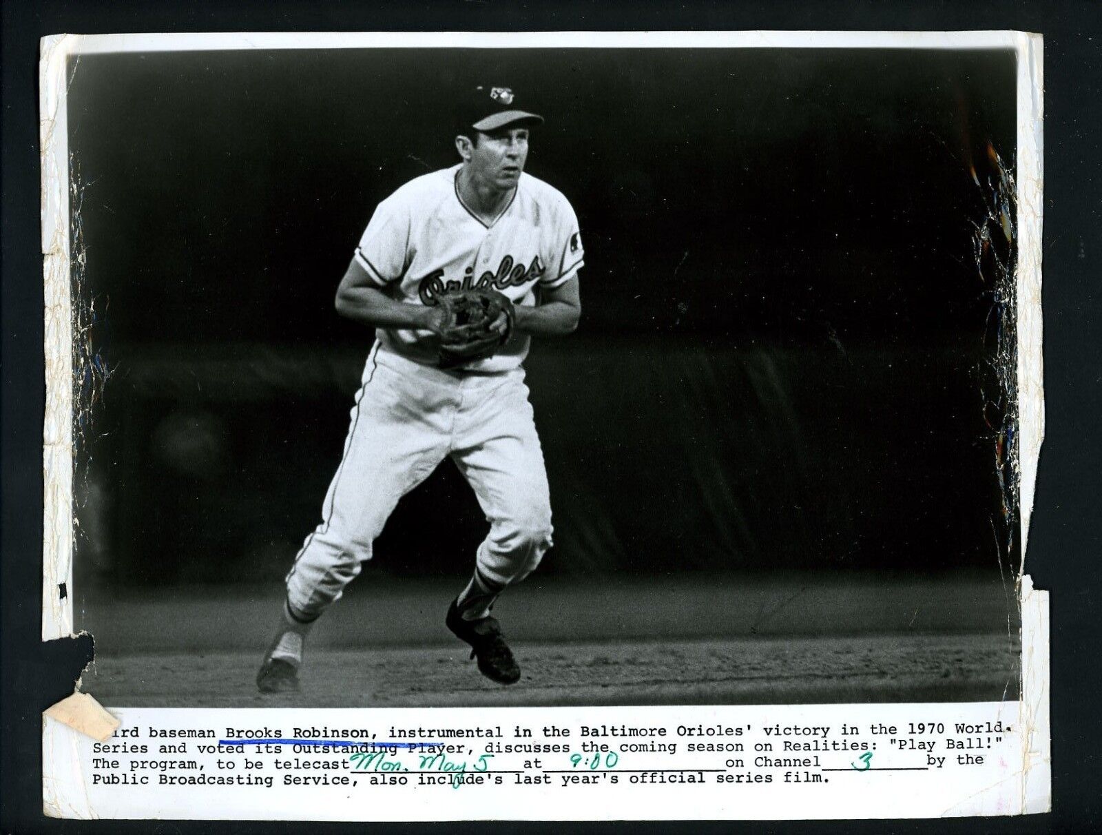 Brooks Robinson fielding position 1971 Wire Photo Poster painting Baltimore Orioles