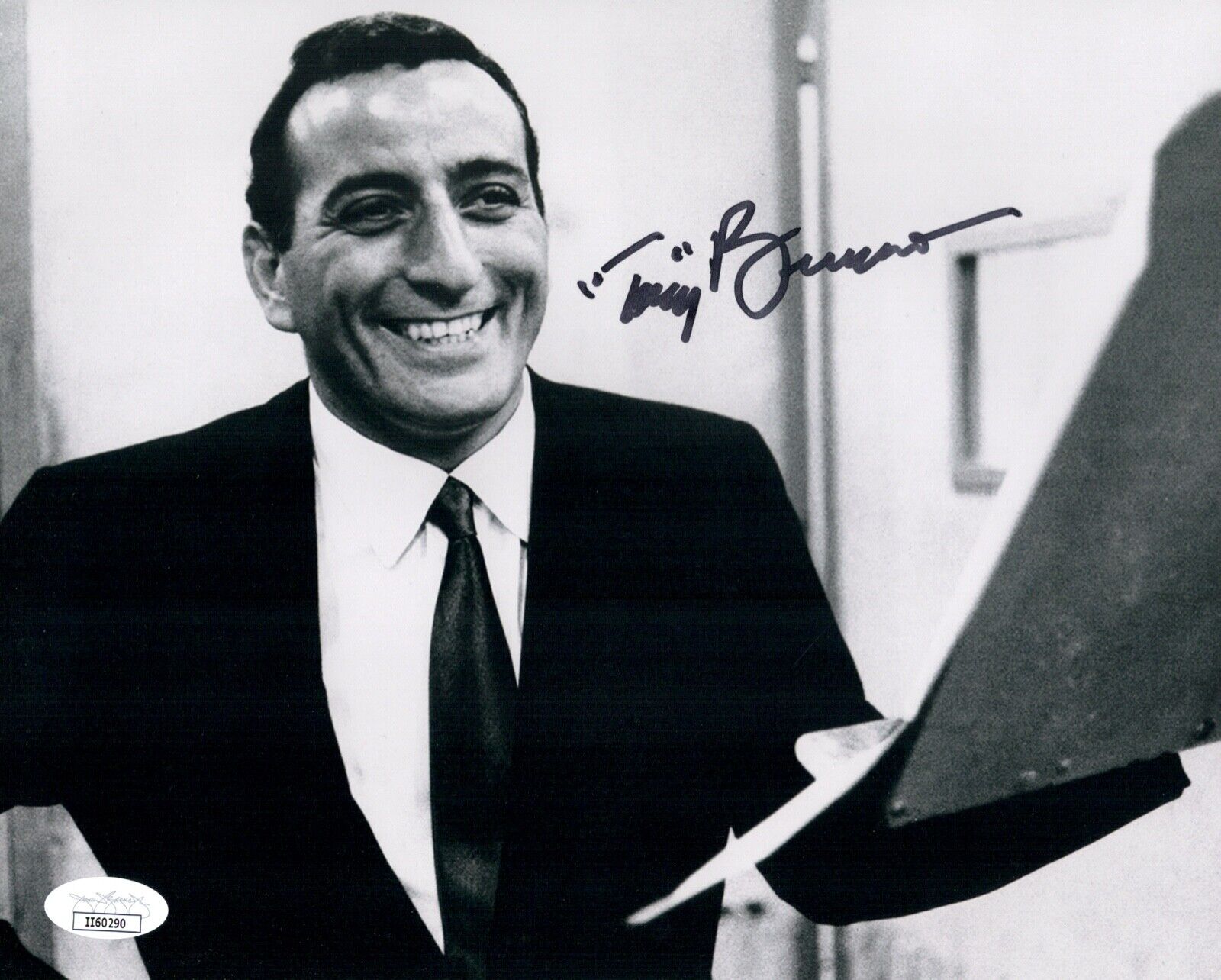 TONY BENNETT Signed 8x10 Photo Poster painting LEGENDARY Classic SINGER Autograph JSA COA Cert