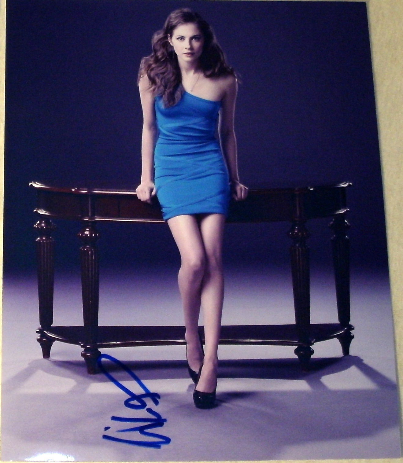 WILLA HOLLAND SIGNED AUTOGRAPH SEXY LEGS ARROW