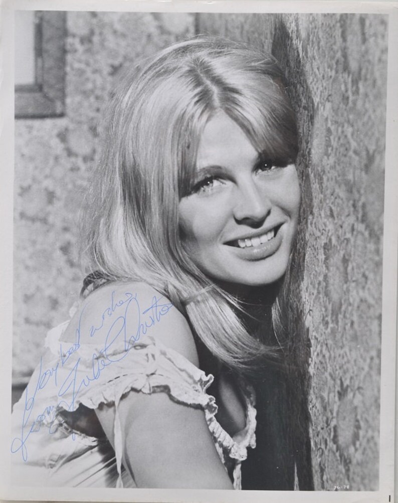 JULIE CHRISTIE SIGNED Photo Poster painting Dont Look Now, Shampoo, Heaven Can Wait wcoa